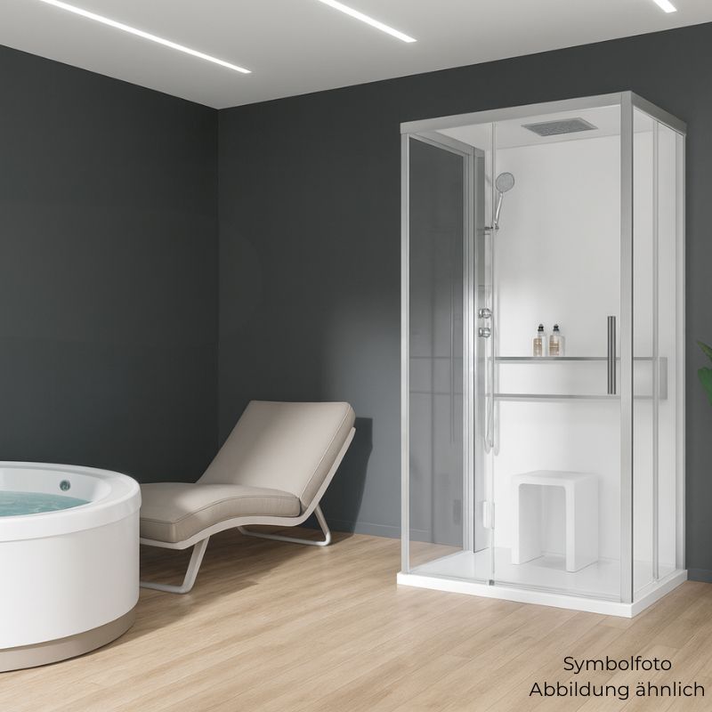 Moderne Dampfdusche Novellini Glax 2 2P+2Fin heller Wellnessoase mit rundem Hot tub und eleganter Relaxliege auf Holzfußboden, vor dunkler Wand mit Pflanzen.